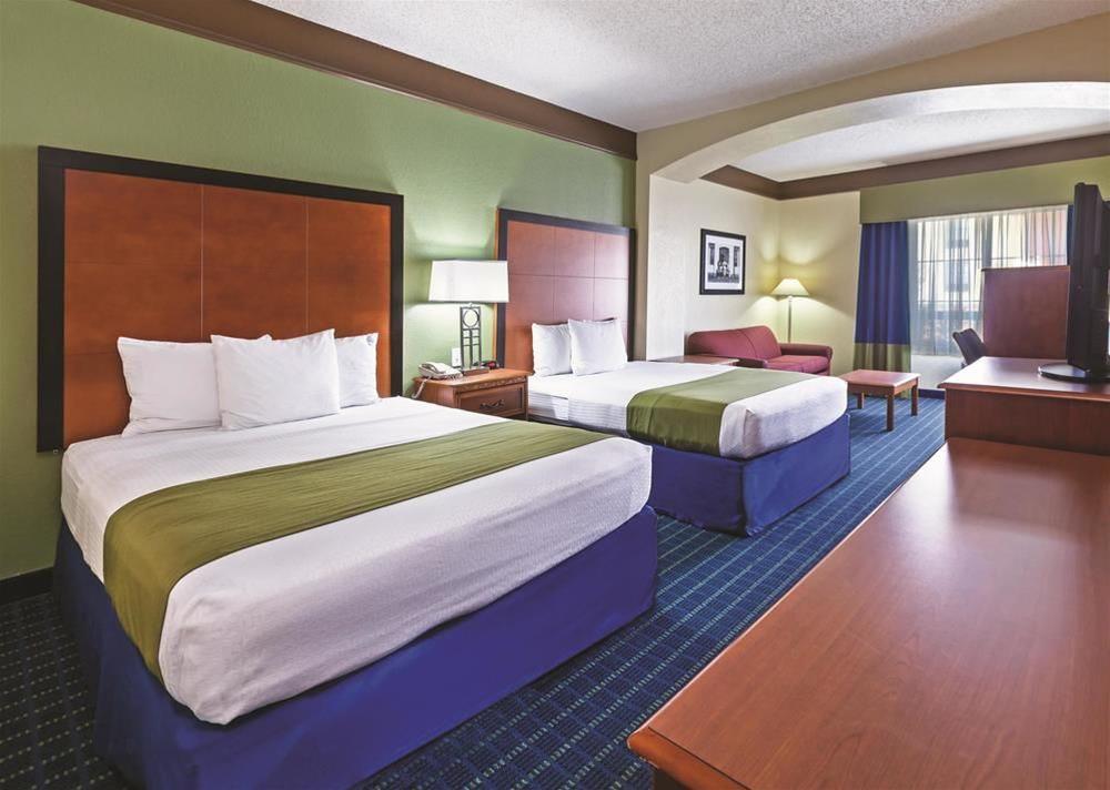 Comfort Inn & Suites Shawnee North Near I-40 Экстерьер фото