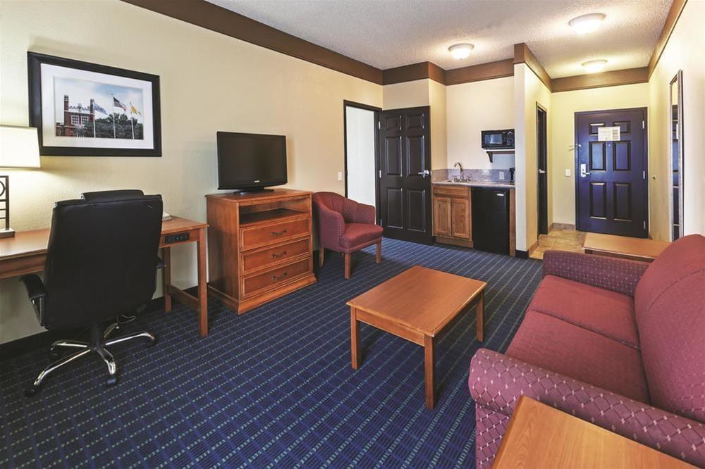 Comfort Inn & Suites Shawnee North Near I-40 Экстерьер фото